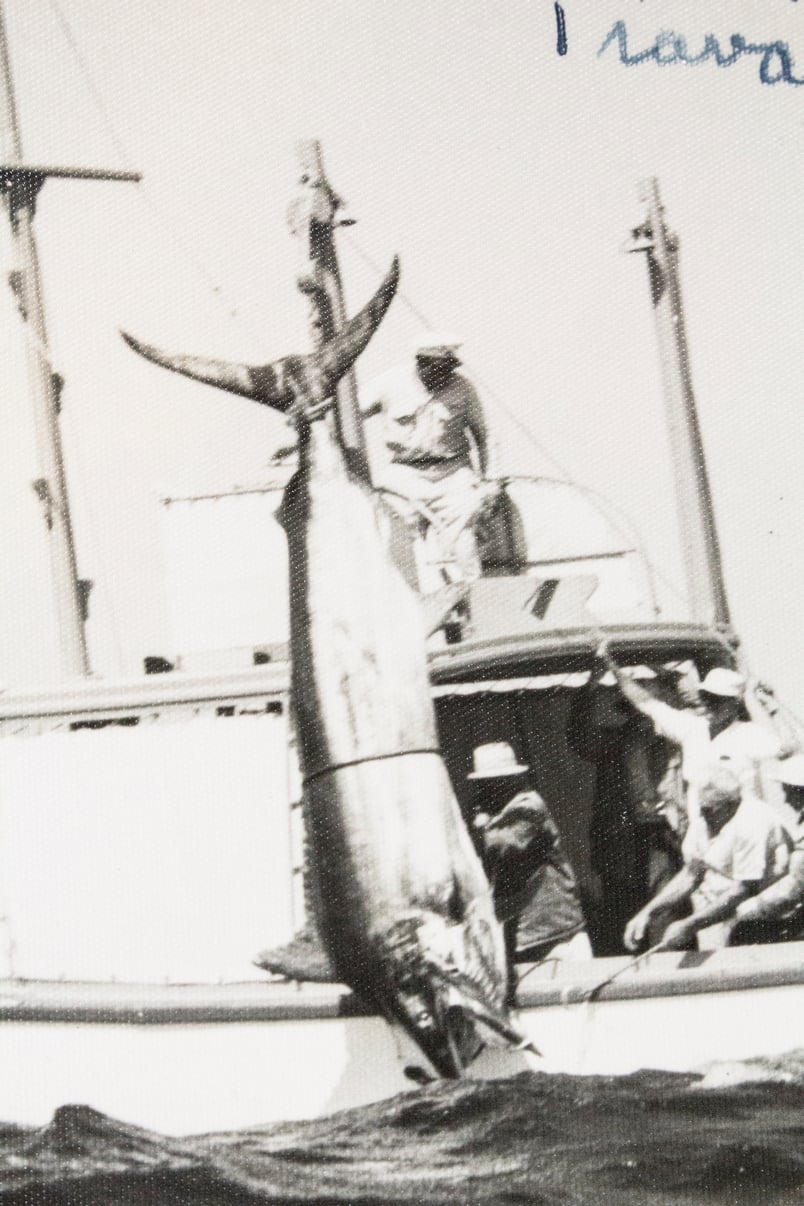 Zoom on two original signed photographs from Ernest Hemingway to Adolphe Lévèque