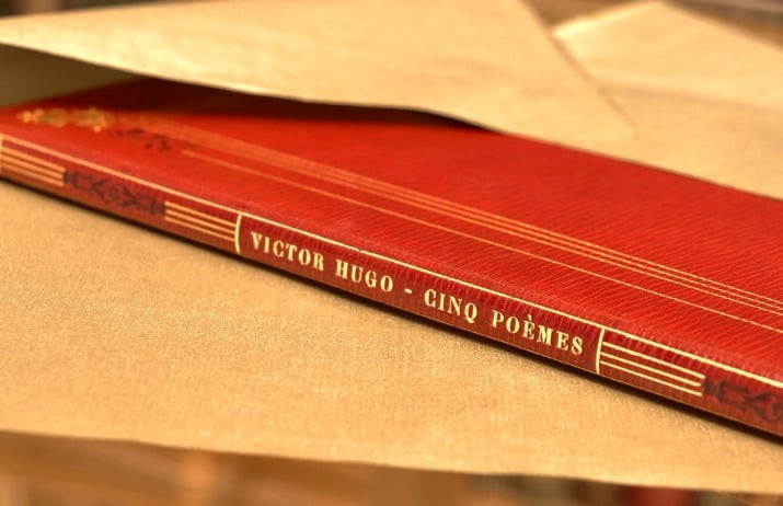 Sous les papiers la page