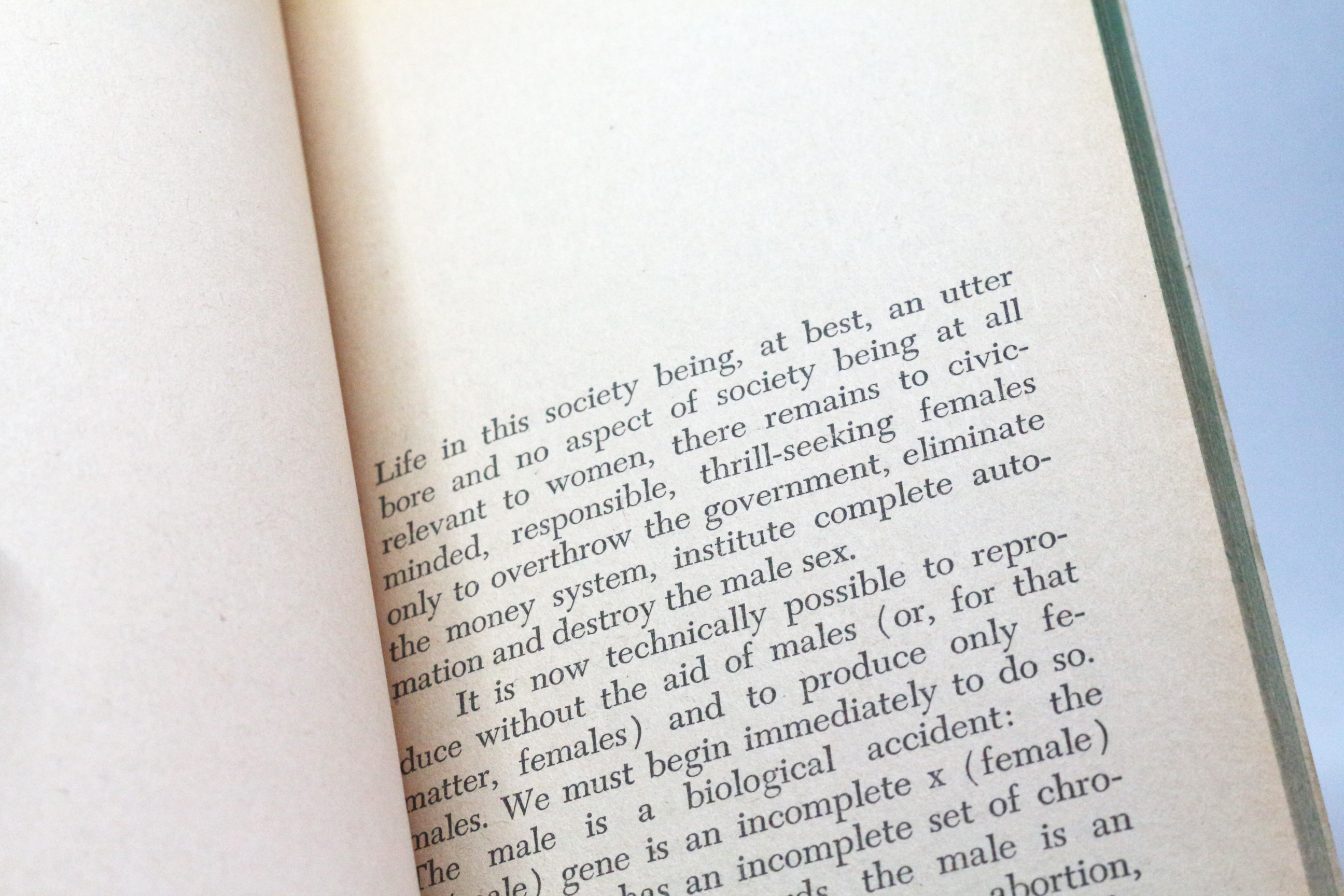 Valerie SOLANAS • [SCUM Manifesto] S.C.U.M. : Society for Cutting Up Men.  Manifesto by Valerie Solanas with a commentary by Paul Krassner • 1968 –  Edition-Originale.com