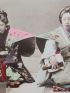 ANONYME : Photographie originale - Deux jeunes filles chantant et jouant du shamisen - Edition Originale - Edition-Originale.com