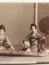 ANONYME : Photographie originale - Girls playing on koto & samisen - First edition - Edition-Originale.com