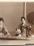 ANONYME : Photographie originale - Girls playing on koto & samisen - Erste Ausgabe - Edition-Originale.com