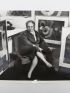 DELAUNAY : [PHOTOGRAPHIE] Portrait photographique de Sonia Delaunay au milieu de ses tableaux - Prima edizione - Edition-Originale.com
