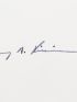 KISSINGER : Bristol portant la signature manuscrite de Kissinger au feutre noir  - Signiert, Erste Ausgabe - Edition-Originale.com