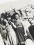 PIAF : Photographie originale représentant Edith Piaf enlacée par Norbert Glanzberg aux côtés d'Alice et Carlo Rim dans le port de Cassis en 1940 - Autographe, Edition Originale - Edition-Originale.com