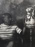 PICASSO : Photographie originale de Pablo Picasso dans son atelier avec une de ses céramiques - Erste Ausgabe - Edition-Originale.com
