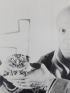 PICASSO : Photographie originale de Pablo Picasso tenant une chouette dans son atelier du Château Grimaldi à Antibes - First edition - Edition-Originale.com