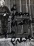 PREVERT : Collage original réalisé sur une photographie originale de Robert Doisneau enrichi d'un envoi autographe signé de Jacques Prévert - Libro autografato, Prima edizione - Edition-Originale.com