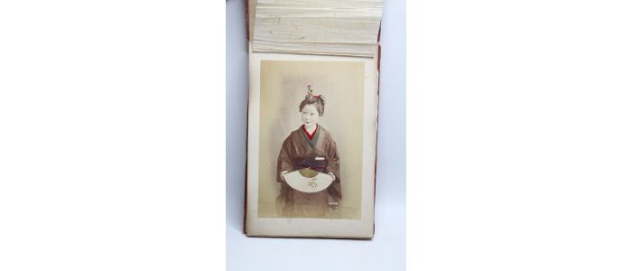 ANONYME : [PHOTOGRAPHIE] Album photographique contenant 12 portraits de geishas et vues de la route du Tokaïdo - Prima edizione - Edition-Originale.com