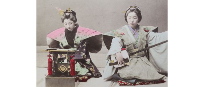 ANONYME : Photographie originale - Deux jeunes filles chantant et jouant du shamisen - First edition - Edition-Originale.com