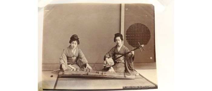 ANONYME : Photographie originale - Girls playing on koto & samisen - Edition Originale - Edition-Originale.com