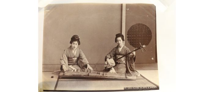 ANONYME : Photographie originale - Girls playing on koto & samisen - First edition - Edition-Originale.com