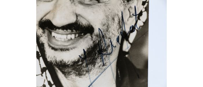 ARAFAT : Portrait photographique signé de Yasser Arafat - Autographe, Edition Originale - Edition-Originale.com