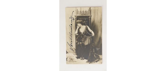 BERNHARDT : Carte postale photographique signée de Sarah Bernhardt - Signiert, Erste Ausgabe - Edition-Originale.com