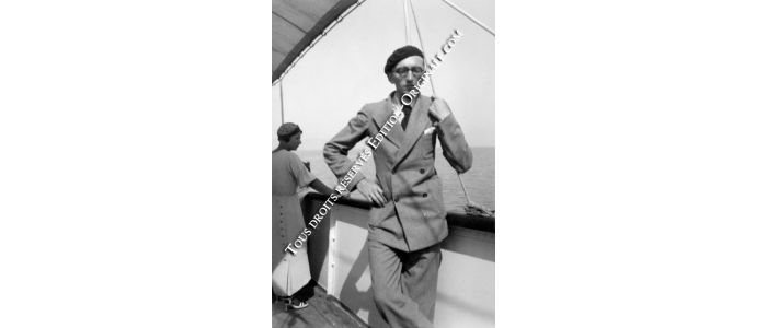 BLANCHOT : Photographie originale de Maurice Blanchot posant fièrement à bord d'un bateau - Edition Originale - Edition-Originale.com