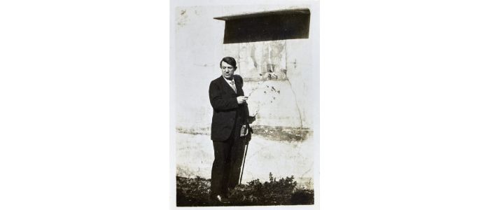 COCTEAU : Photographie originale inédite de Pablo Picasso à la Maison de Marcus Lucretius Fronto, Pompéi printemps 1917 - Edition Originale - Edition-Originale.com