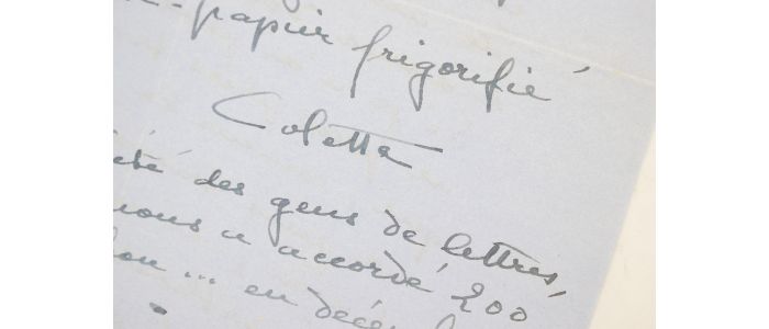 COLETTE : Lettre autographe signée se plaignant de la guerre et des ses corollaires   : 