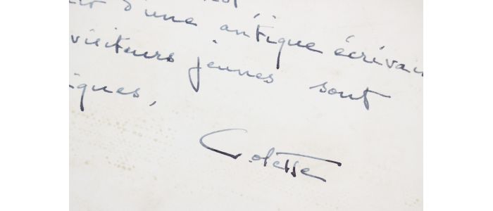 COLETTE : Photographie de Colette dédicacée  - Signiert, Erste Ausgabe - Edition-Originale.com