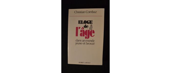 COMBAZ : Eloge de l'âge dans un monde jeune et bronzé - Signed book, First edition - Edition-Originale.com