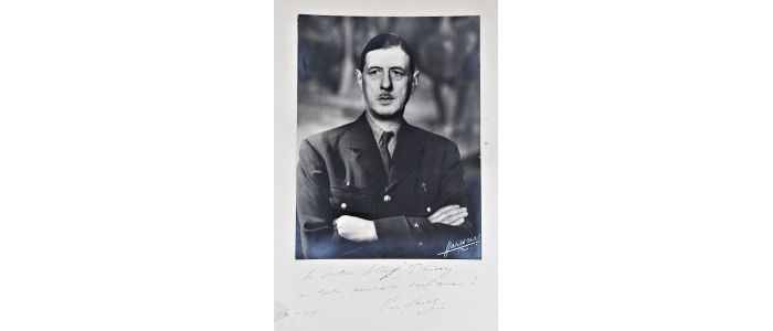 DE GAULLE : Photographie originale dédicacée de Charles de Gaulle - Signiert, Erste Ausgabe - Edition-Originale.com