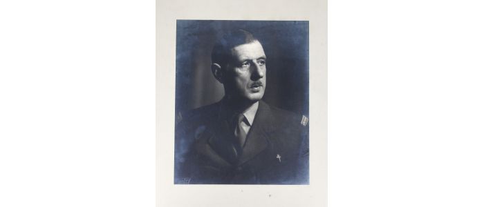 DE GAULLE : Portrait photographique original de Charles de Gaulle pris à Londres - Erste Ausgabe - Edition-Originale.com