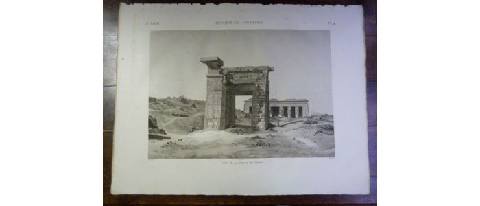 DESCRIPTION DE L'EGYPTE.  Denderah (Tentyris). Vue de la porte du nord. (ANTIQUITES, volume IV, planche 4) - Erste Ausgabe - Edition-Originale.com