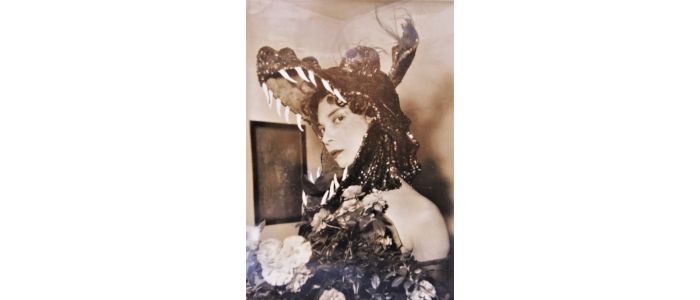 FINI : Photographie originale représentant Leonor Fini coiffée d'une tête de crocodile - First edition - Edition-Originale.com