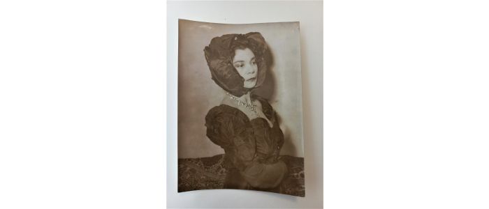 FINI : Photographie originale représentant Leonor Fini habillée en feuilles de chou - Edition Originale - Edition-Originale.com