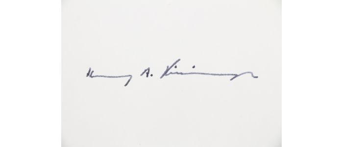 KISSINGER : Bristol portant la signature manuscrite de Kissinger au feutre noir  - Signiert, Erste Ausgabe - Edition-Originale.com