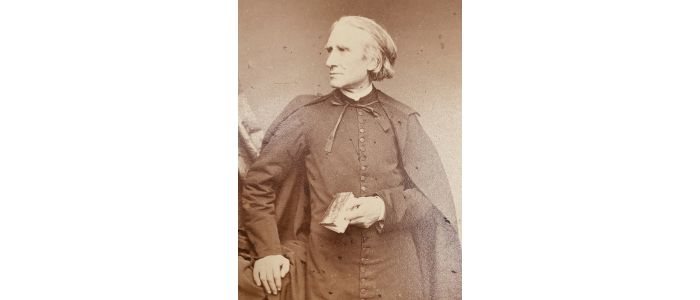 LISZT : [PHOTOGRAPHIE] Portrait photographique de Franz Liszt en tenue d'abbé - Erste Ausgabe - Edition-Originale.com