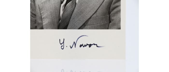 NAVON : Portrait photographique signé d'Yitzhak Navon, président de l'état d'Israël de 1978 à 1983 - Signiert, Erste Ausgabe - Edition-Originale.com