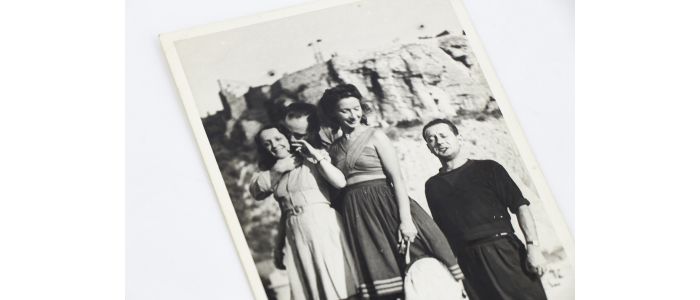 PIAF : Photographie originale représentant Edith Piaf enlacée par Norbert Glanzberg aux côtés d'Alice et Carlo Rim dans le port de Cassis en 1940 - Autographe, Edition Originale - Edition-Originale.com