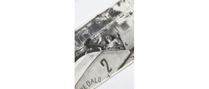 PIAF : Photographie originale représentant Edith Piaf et Alice Rim sur un pédalo dans le port de Cassis en 1942 - Signiert, Erste Ausgabe - Edition-Originale.com