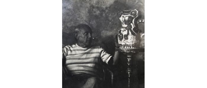 PICASSO : Photographie originale de Pablo Picasso dans son atelier avec une de ses céramiques - Edition Originale - Edition-Originale.com