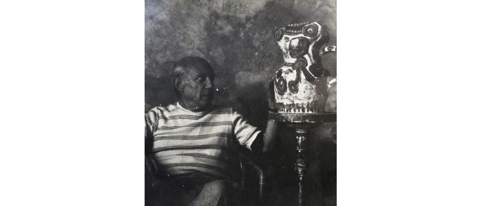 PICASSO : Photographie originale de Pablo Picasso dans son atelier avec une de ses céramiques - Erste Ausgabe - Edition-Originale.com