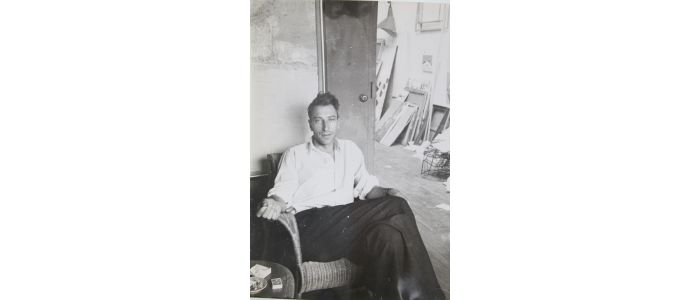STAEL : Portrait photographique original de Nicolas de Staël assis devant une de ses toiles - Erste Ausgabe - Edition-Originale.com