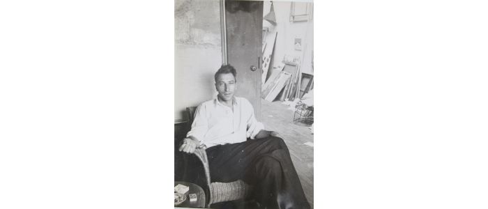 STAEL : Portrait photographique original de Nicolas de Staël assis devant une de ses toiles - First edition - Edition-Originale.com