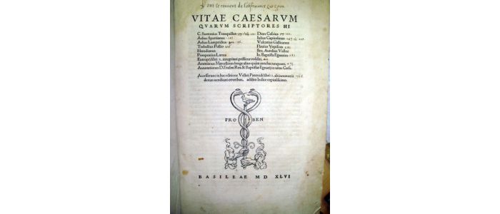 ERASME : Vitae caesarum quarum scriptores hi Suetonius Tranquillus, Dion Cassius, Aelius Spartianus, Iulius Capitolinus, Aelius Lampridius, Vulcatius Gallicanus, Trebellius Pollio, Flauius Vopiscus, Herodianus, Sex. Aurelius Victor, Pomponius Laetus, Io. Baptista Egnatius, Eutropij libri X. integritati pristinae redditi. Ammianus Marcellinus longe alius quàm antehac unquam / Annotationes D. Erasmi Rot. & Baptistae Egnatij in uitas Caess. Accesserunt in hac éditione Velleij Paterculi libri II. ab innumeris denuo uendicati erroribus. additio indice copiosissimo - Edition-Originale.com