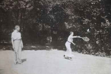 ANONYME : « L'insouciance » [PHOTOGRAPHIE] Album photographique amateur. Tennis 1914 - First edition - Edition-Originale.com