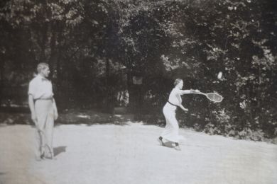 ANONYME : « L'insouciance » [PHOTOGRAPHIE] Album photographique amateur. Tennis 1914 - Prima edizione - Edition-Originale.com