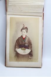 ANONYME : [PHOTOGRAPHIE] Album photographique contenant 12 portraits de geishas et vues de la route du Tokaïdo - Erste Ausgabe - Edition-Originale.com