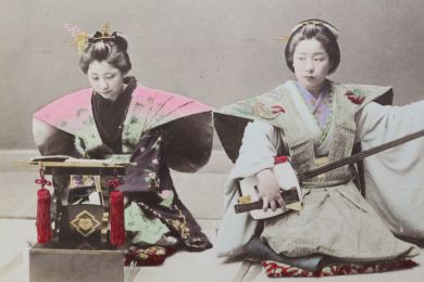 ANONYME : Photographie originale - Deux jeunes filles chantant et jouant du shamisen - Prima edizione - Edition-Originale.com