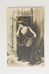 BERNHARDT : Carte postale photographique signée de Sarah Bernhardt - Signiert, Erste Ausgabe - Edition-Originale.com