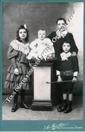 BLANCHOT : Photographie originale de Maurice Blanchot âgé d'environ 1 an, assis sur un piédestal, entouré de ses frères et soeurs - Edition Originale - Edition-Originale.com