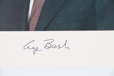 BUSH : Portrait photographique signé de George Bush - Signed book, First edition - Edition-Originale.com