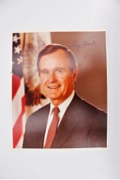 BUSH : Portrait photographique signé de George Bush - Signiert, Erste Ausgabe - Edition-Originale.com