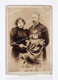 CELINE : Portrait photographique de la tante de Louis-Ferdinand Céline, accompagnée de sa fille et son mari - Erste Ausgabe - Edition-Originale.com