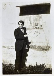 COCTEAU : Photographie originale inédite de Pablo Picasso à la Maison de Marcus Lucretius Fronto, Pompéi printemps 1917 - Prima edizione - Edition-Originale.com