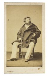 COURBET : [PHOTOGRAPHIE] Portrait photographique de Gustave Courbet à la canne - First edition - Edition-Originale.com