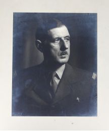 DE GAULLE : Portrait photographique original de Charles de Gaulle pris à Londres - First edition - Edition-Originale.com